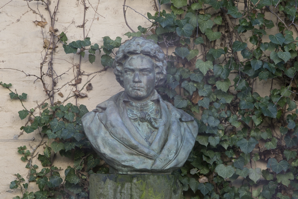 Das Bild zeigt eine Büste von Ludwig van Beethoven im Garten des Beethovenhauses.in Bonn.