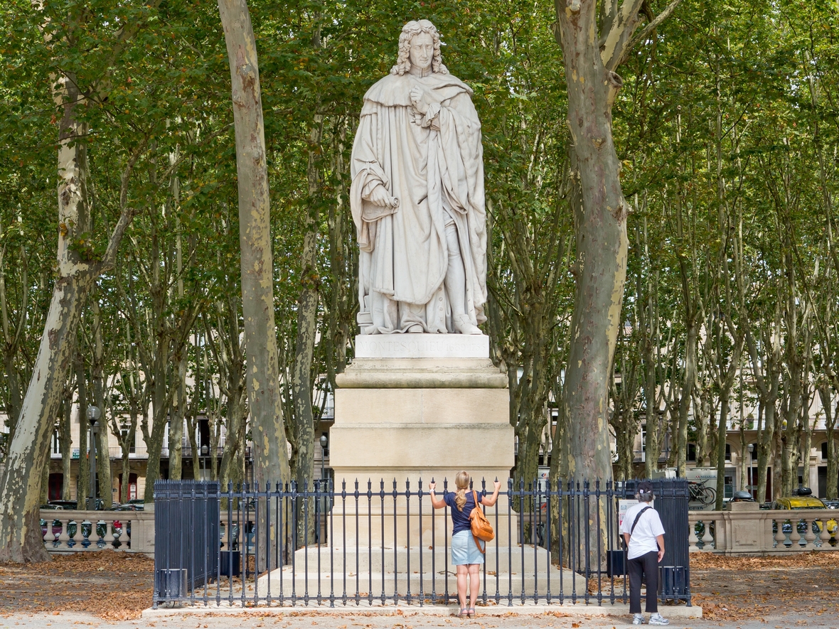 Der Philosoph Charles de Montesquieu gilt als Begründer der Gewaltenteilung. Das Bild zeigt eine Statue von Montesquieu, die in Bordeaux (Frankreich) steht.