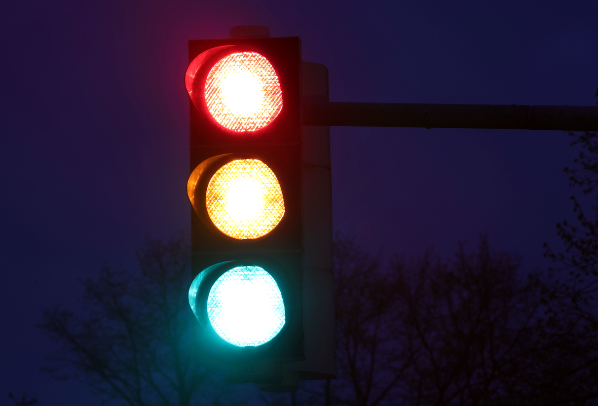 An einer Verkehrsampel in Mecklenburg-Vorpommern leuchten alle drei Farben Rot, Geld und Grün gleichzeitig. (Aufnahme mit langer Belichtungszeit).