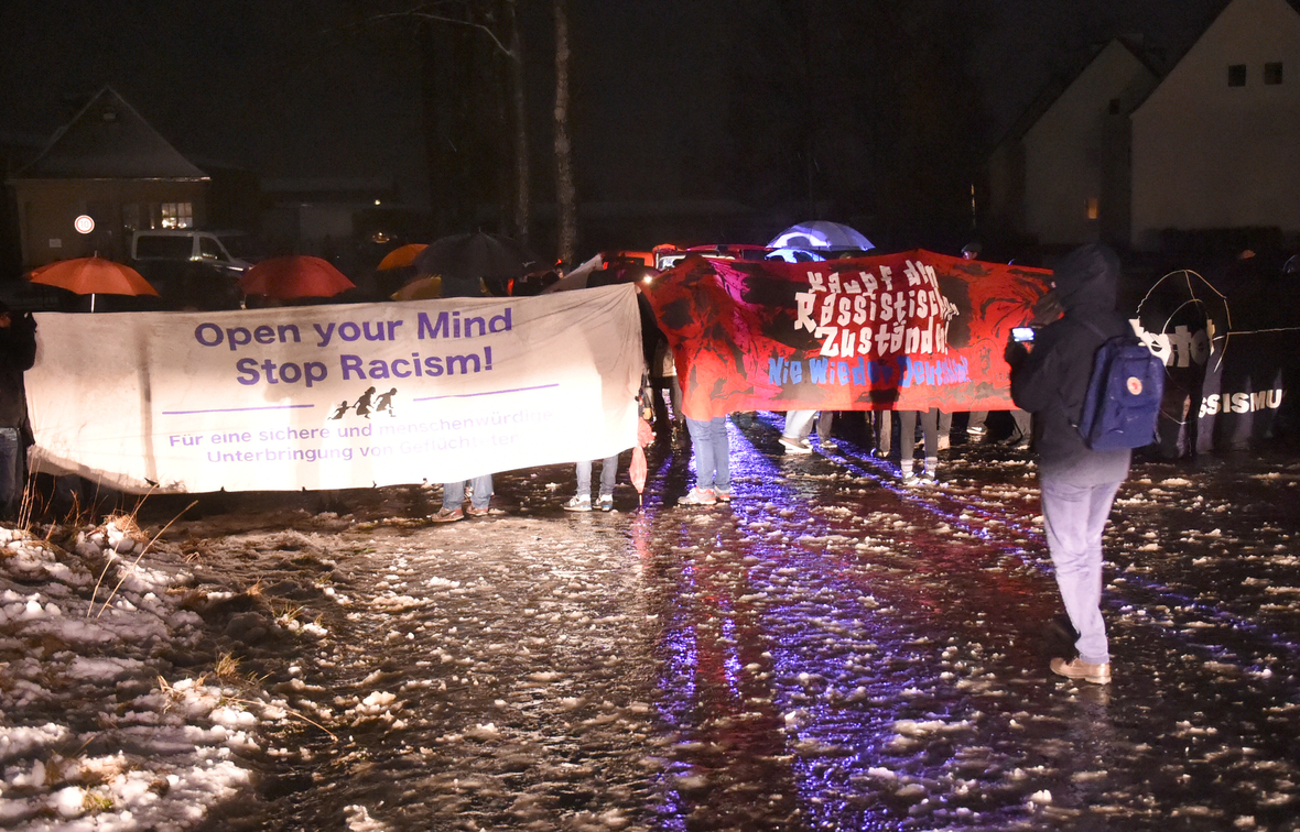 Demonstration gegen Rassismus in Sachsen. "Open your mind - stop racism" und "Kampf den rassistischen Zuständen" steht auf Plakaten der Teilnehmenden.