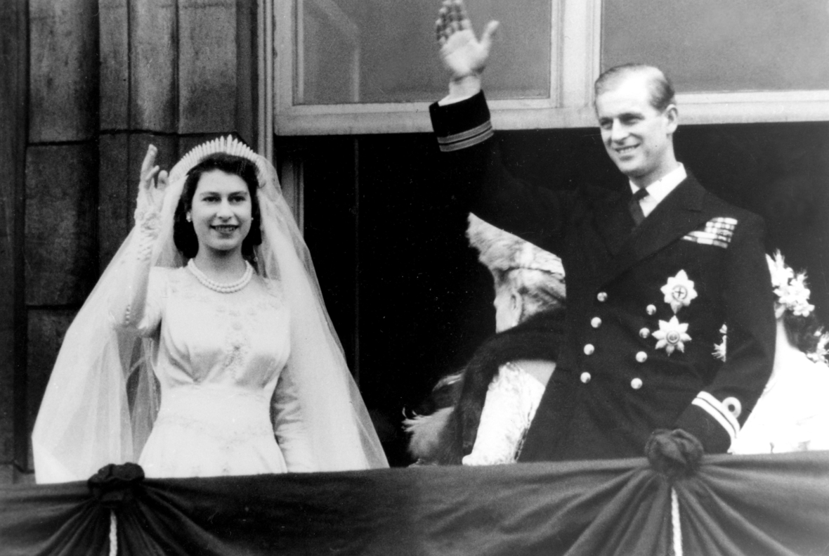 1947: Das königliche Hochzeitspaar von Großbritannien winkt vom Buckingham Palast der Menschenmenge zu