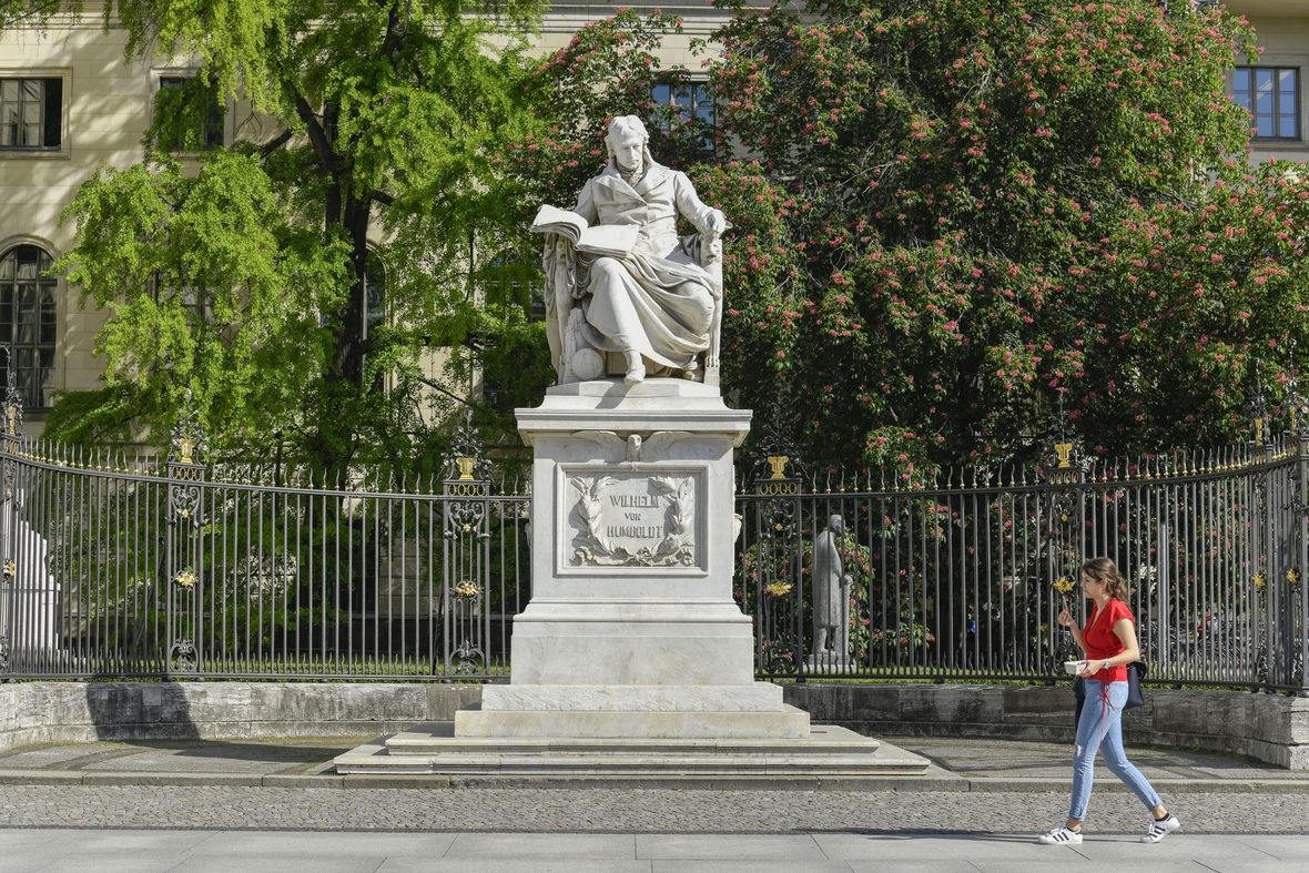 Die Statue zeigt den Gelehrten und Politiker Wilhelm von Humboldt (1767-1835). Sie steht am Hauptgebäude der Humboldtuniversität in Berlin.