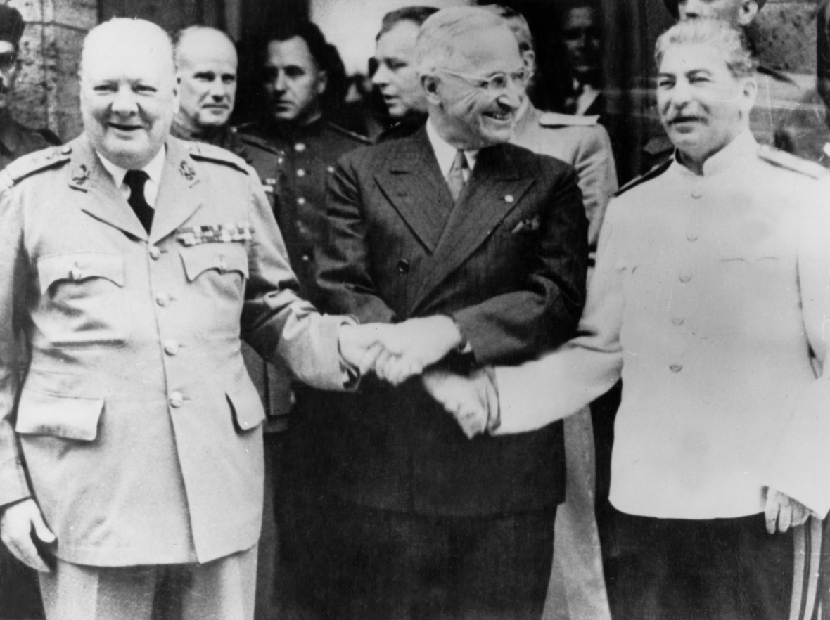 Premierminister Winston Churchill, Vereinigtes Königreich, (links), President Harry Truman, USA, (Mitte) und Josef Stalin, Sowjetunion, bei der Potsdamer Konferenz im Juli 1945. In Potsdam verhandelten die Staatschefs der Siegermächte über die Zukunft Deutschlands. 