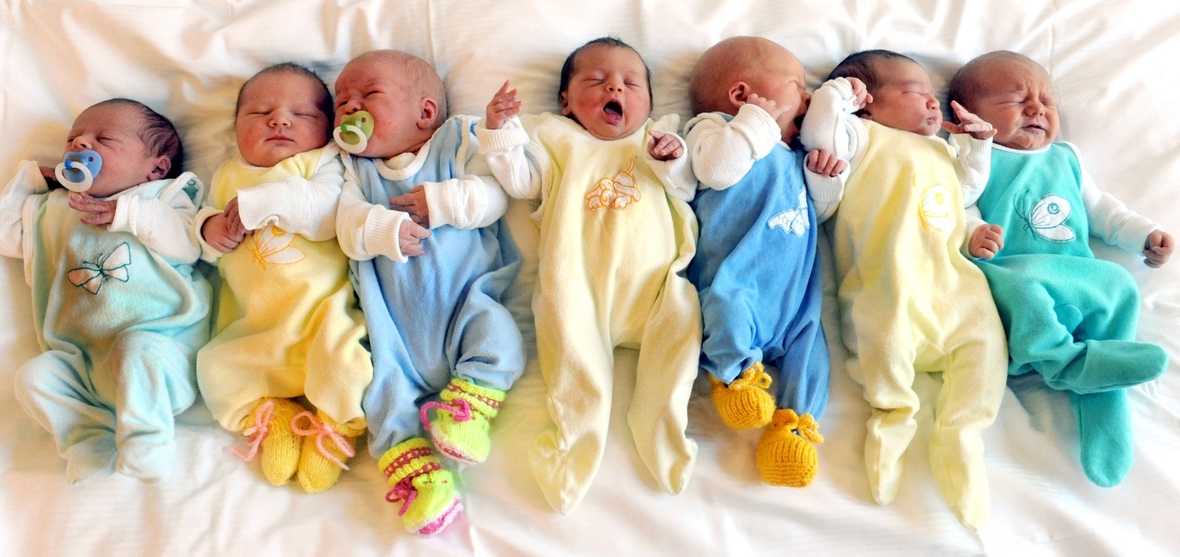 Sieben Babys in der Universitätsklinik in Leipzig 2009.