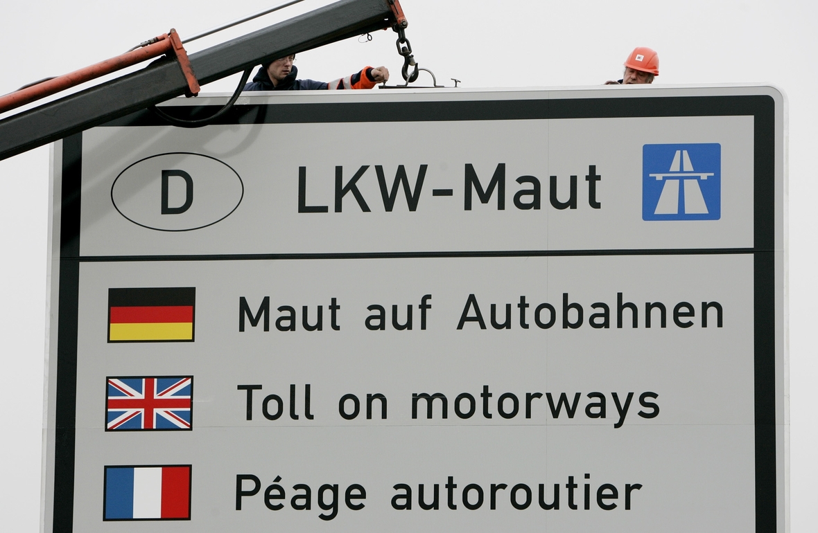 LKW müssen in Deutschland eine Straßenbenutzungsgebühr für Autobahnen und einige andere Straßen bezahlen.