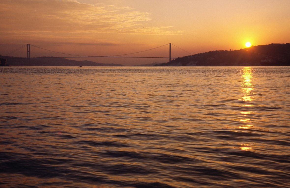Sonnenuntergang am Bosporus mit der ersten Bosporusbrücke im Hintergrund.