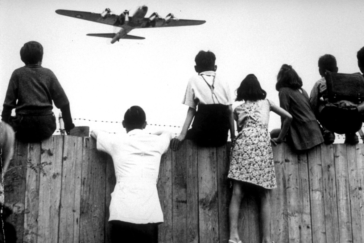 Mit Flugzeugen wurden 1948 lebenswichtige Güter aus dem Westen nach Berlin gebracht, denn die Sowjetunion hatte die Landwege nach Berlin blockiert. Die Flugzeuge bildeten eine Luftbrücke.