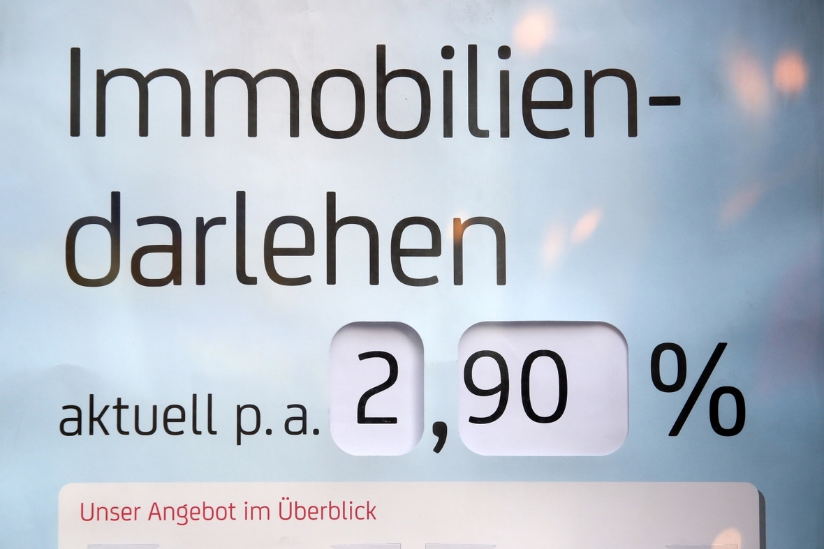 Eine Bank wirbt damit, dass bei einem Kredit für eine Wohnung oder ein Haus jährlich 2,9% Zinsen für den Kredit gezahlt werden müssen.