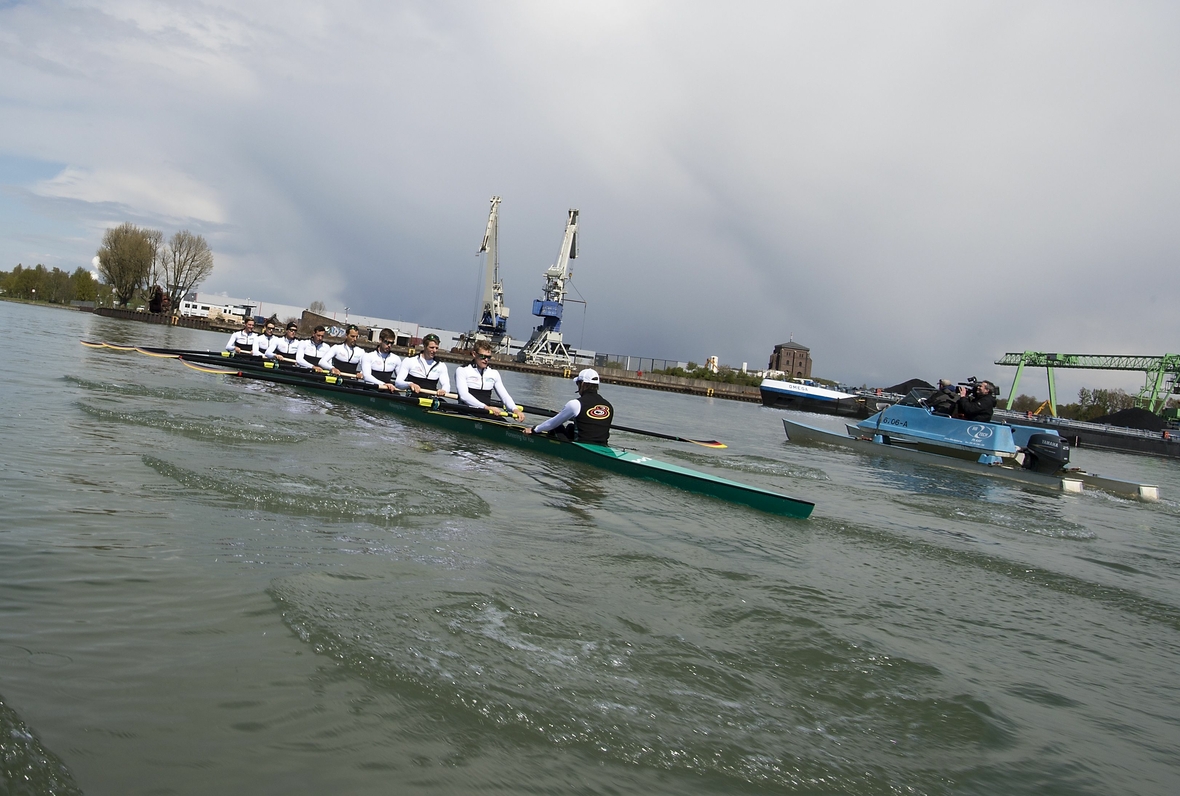Der berühmte "Deutschland Achter": Acht Ruderer, die mit ihrem Boot regelmäßig bei den Olympischen Spielen um die Goldmedaille kämpfen, zeigen hier ihr Können auf dem Dortmund-Ems-Kanal.
