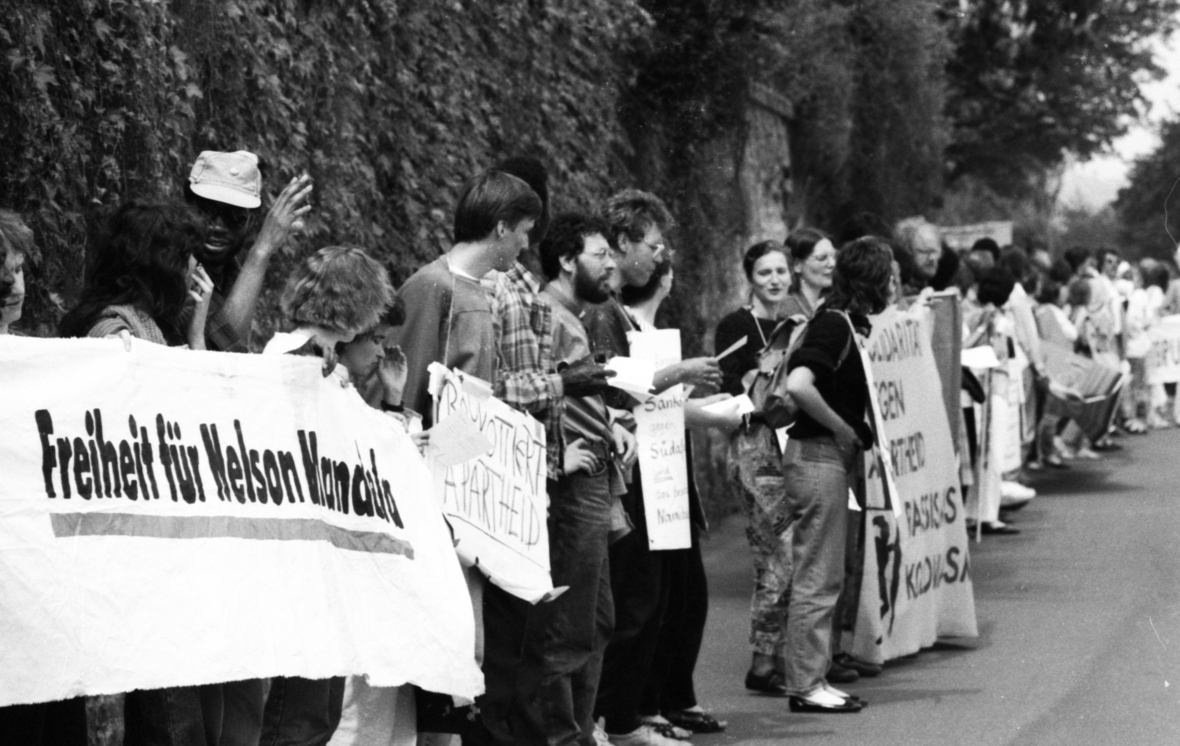 Gegen die Apartheid, für die Freiheit von Namibia, Südafrika und Nelson Mandela demonstrierten 1988 studentische, kirchliche und afrikanische Gruppen mit Menschenkette und Demonstrationszug. 