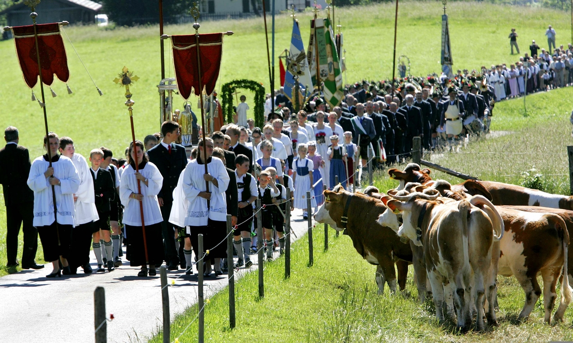 In einer feierlichen Prozession ziehen Fronleichnam 2007 die Einwohner von Jachenau in ihrer Festtracht durch die Landschaft.