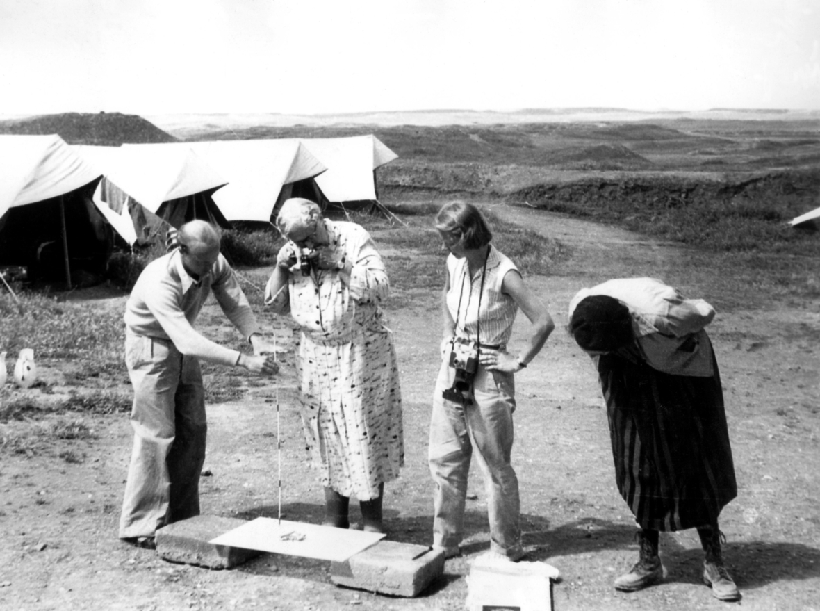 1957 im Irak: Agatha Christie (Mitte) fotografiert auf dem Gelände in der alten Stadt Nimrud eine kleine ausgegrabene Elfenbeinfigur.