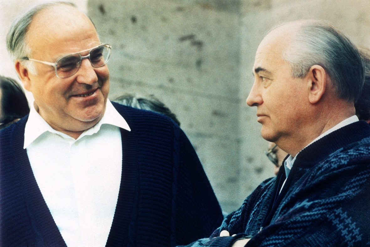 Michail Gorbatschow im Gespräch mit dem damaligen deutschen Bundeskanzler Helmut Kohl im Juli 1990. Kohl lächelt sehr herzlich, Gorbatschow schaut ihn freundlich an.