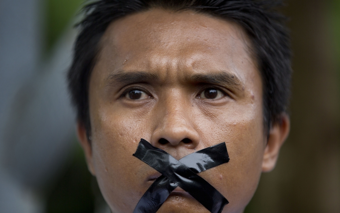 Dieser Journalist aus Myanmar hat 2004 seinen Mund mit Heftpflaster zugeklebt. Er protestiert damit gegen die Verurteilung von fünf Journalisten zu zehn Jahren Zwangsarbeit. SIe hatten über Waffenfabriken im Land berichtet.