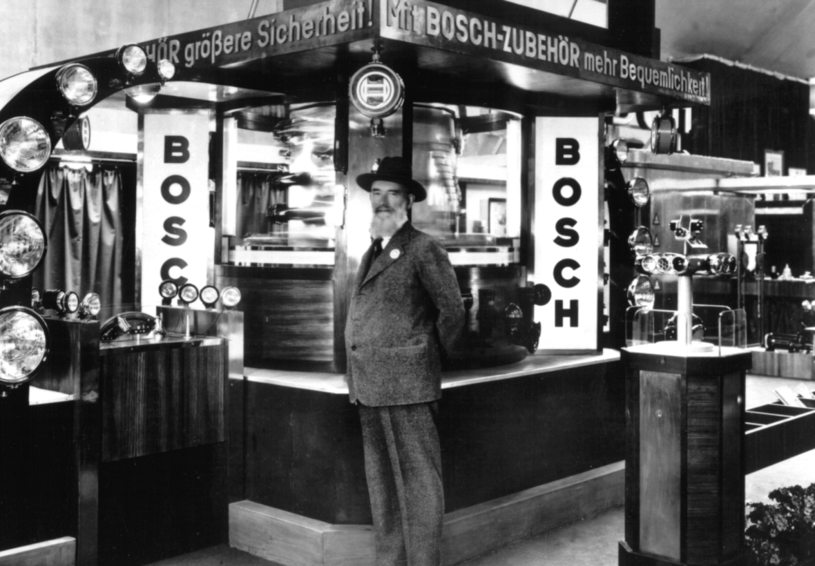 Der Unternehmer Robert Bosch (1861-1942) gehört zu den Pionieren der Elektroindustrie in Deutschland. Hier sieht man ihn vor seinem Stand auf der Berliner Automobil-Ausstellung 1931.