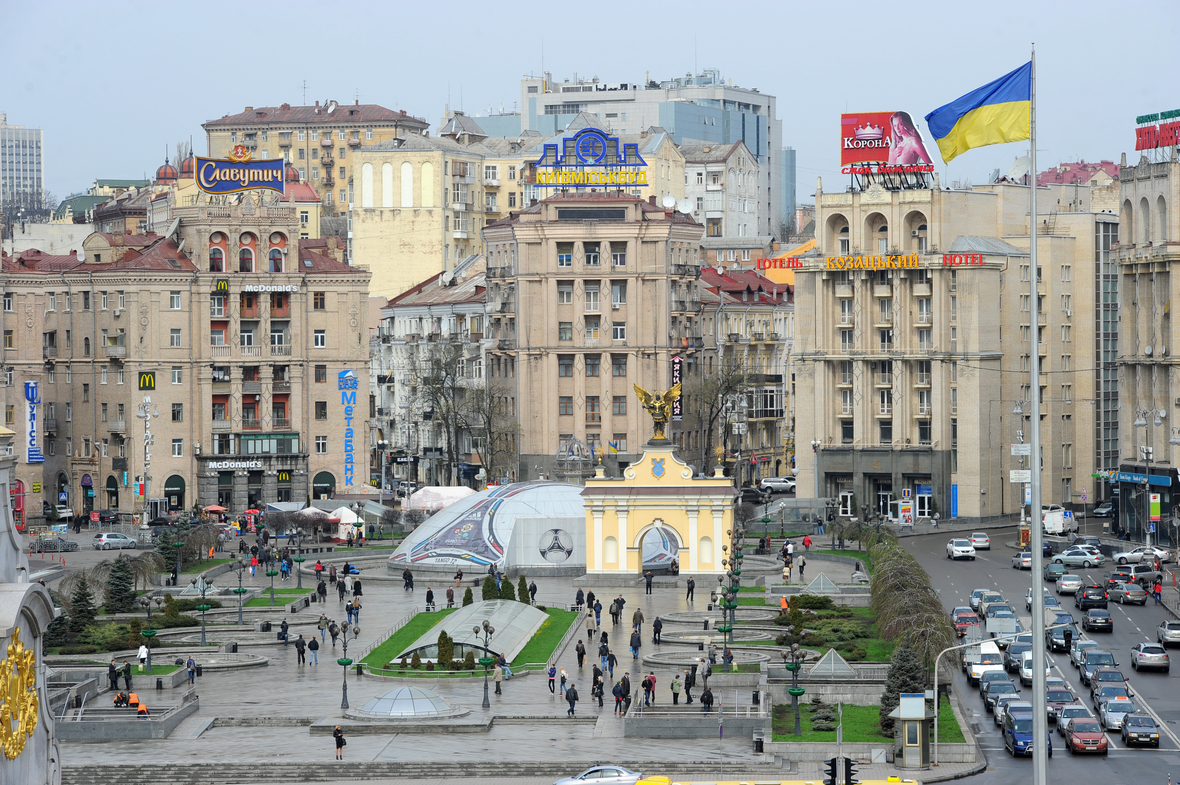 Man sieht einen großen Platz - den Platz der Unabhängigkeit in der ukrainischen Hauptstadt Kiew
