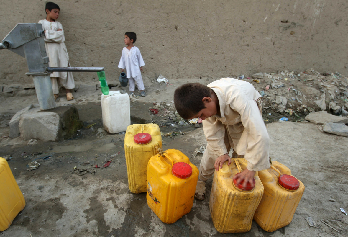 In Kabul, der Hauptstadt Afghanistans, füllen Kinder ihre Wasservorräte an einem öffentlichen Brunnen auf.