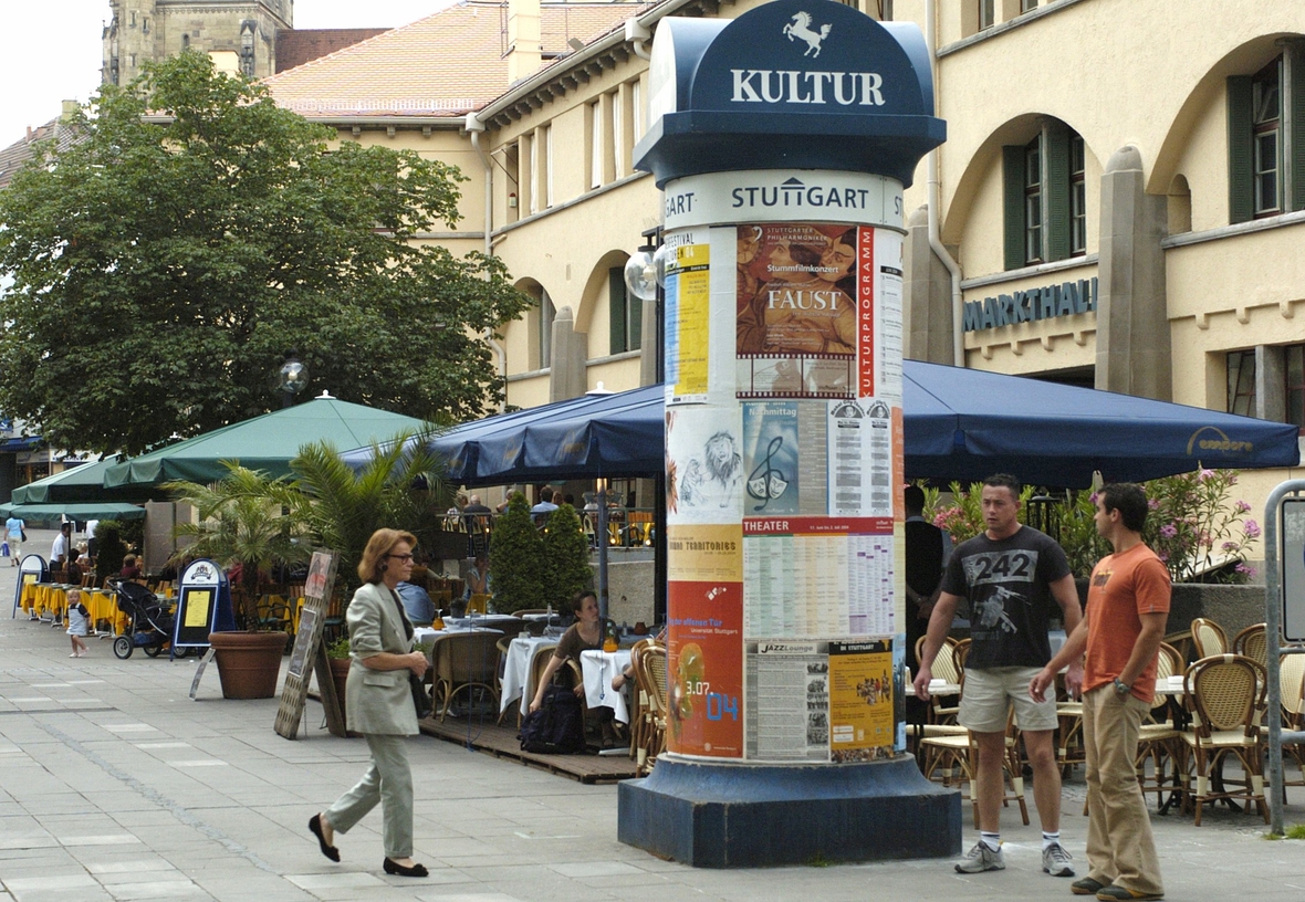 Eine Litfaßsäule mit Werbeplakaten. Solche Litfaßsäulen findet man in jeder Stadt. Sie werden zum Anschlagen von Werbeplakaten verpachtet.