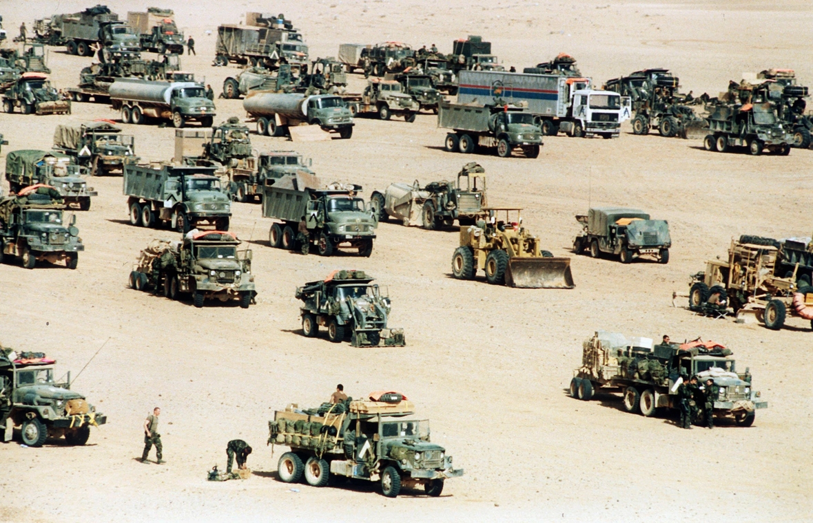 Militärfahrzeuge transportieren im Irak-Krieg 1991 Brennstoff, Munition und Lebensmittel.