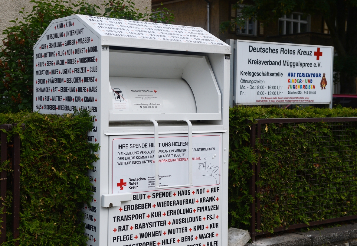 Ein Kleidercontainer des Deutschen Roten Kreuzes am 31.05.2013 vor der Kreisgeschäftsstelle Müggelspree e.V. in Berlin.