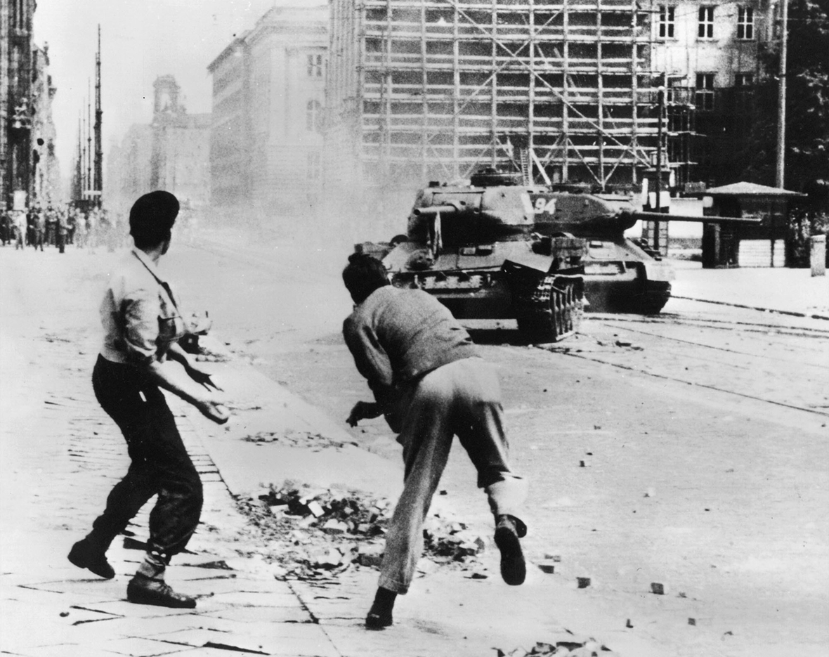 Am 17. Juni 1953 haben viele Arbeiter in der DDR mit einem Aufstand gegen die Regierung bessere Arbeitsbedingungen gefordert. Der Aufstand wurde blutig niedergeschlagen.