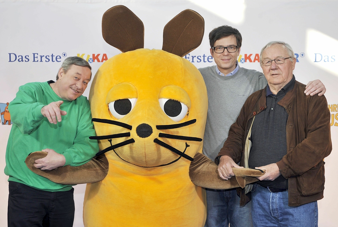 Christoph Biemann, Ralph Caspers und Armin Maiwald sind für ihre interessanten Sachgeschichten in der "Sendung mit der Maus" bekannt. Auf dem Foto stehen sie gemeinsam neben einer menschengroßen Maus-Puppe.