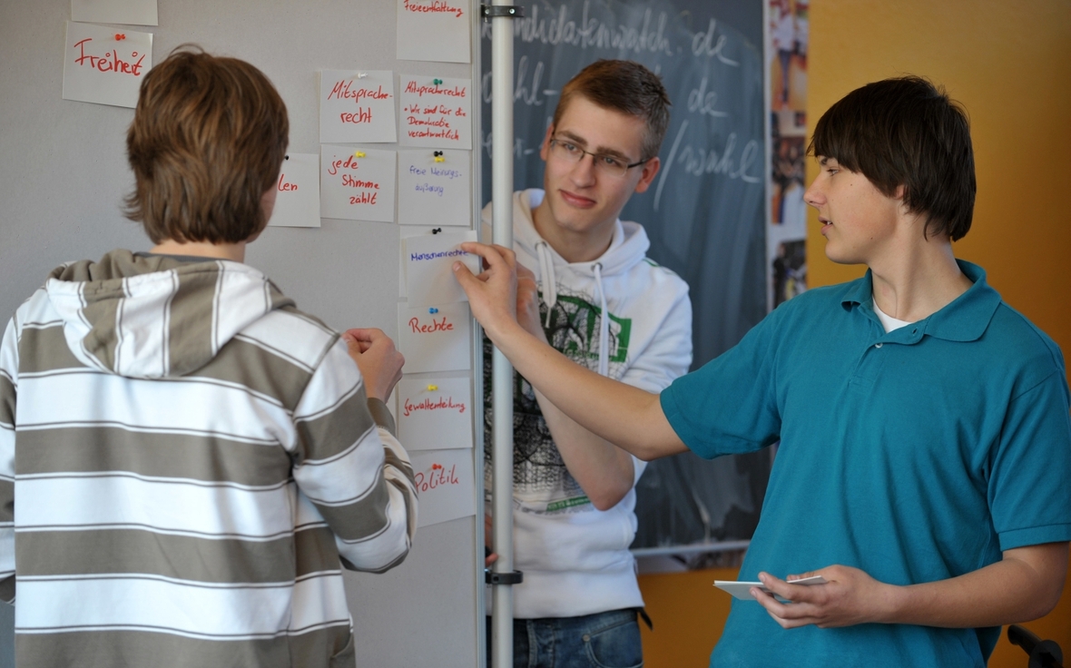 Was bedeutet Demokratie? In einem Schulprojekt zur Wahl der Bremer Bürgerschaft sammeln Schüler Stichpunkte zum Thema Demokratie.