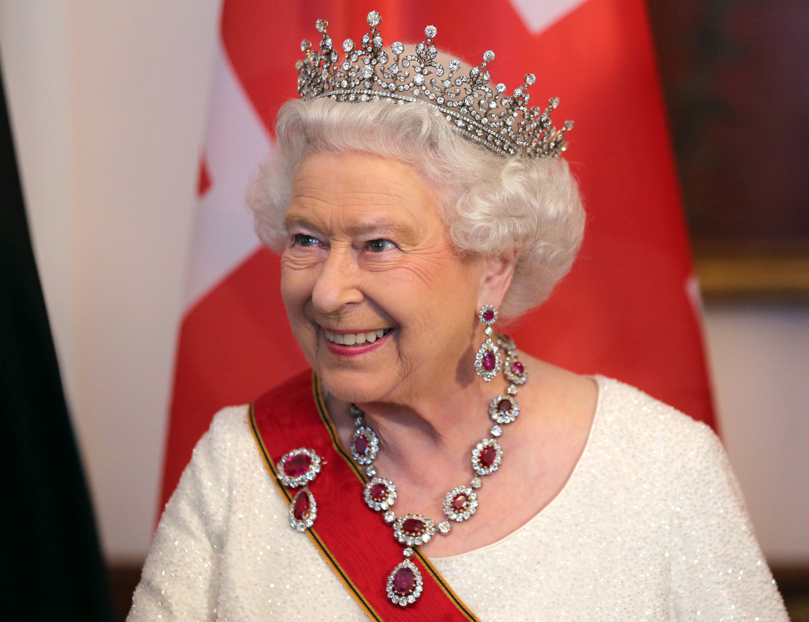 Elizabeth II., Königin des Vereinigten Königreichs Großbritannien und Nordirland, wurde mit "Ihre Majestät" angesprochen. 