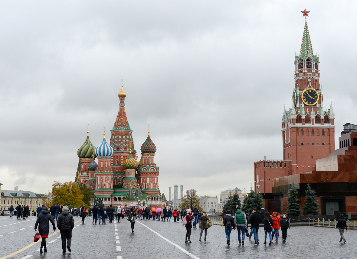 Die Aufnahme zeigt den Roten Platz in Moskau mit der Basilius Kathedrale und dem Kreml mit dem Erlöserturm.