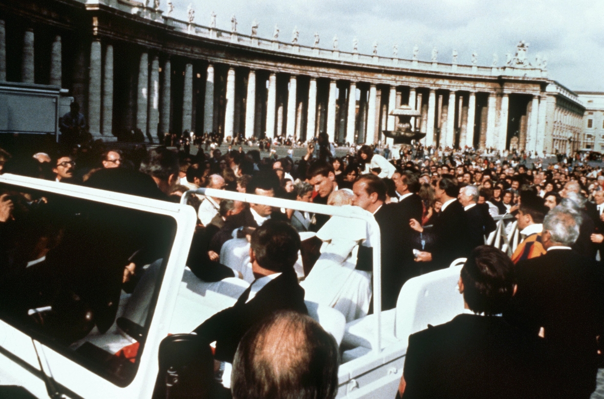 Attentat auf Papst Johannes Paul II im Mai 1981 in Rom.  Mehrere Schüsse wurden auf das Oberhaupt der Katholiken abgegeben. Der Papst überlebte.
