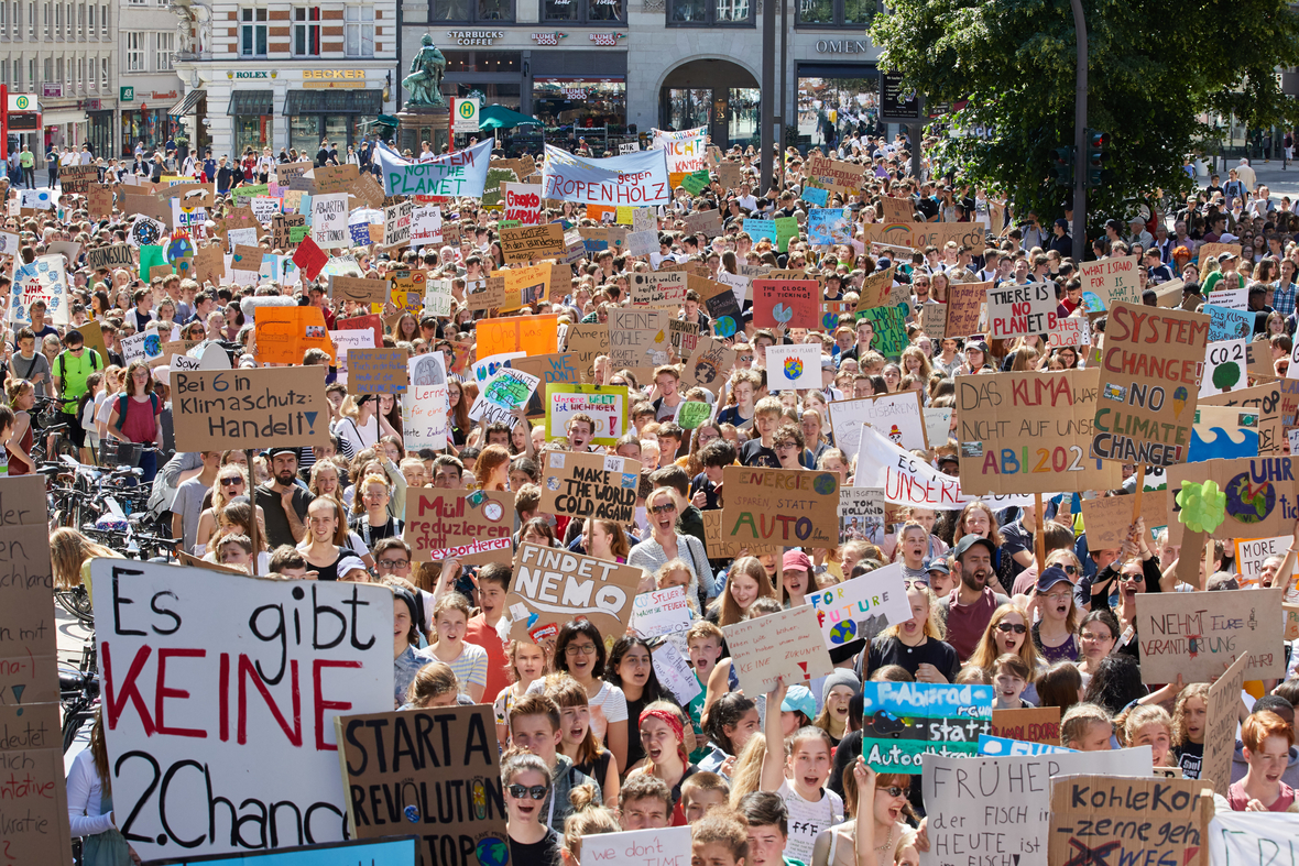 Menschen fordern einen besseren Klimaschutz bei dieser Fridays for Future-Demonstration 2019 in Hamburg.