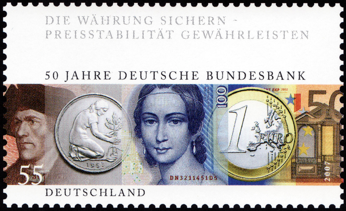 Eine Sonderbriefmarke zum 50. Geburtstag der Deutschen Bundesbank mit Abbildungen der Euro-Geldscheine und Euro-Münzen.