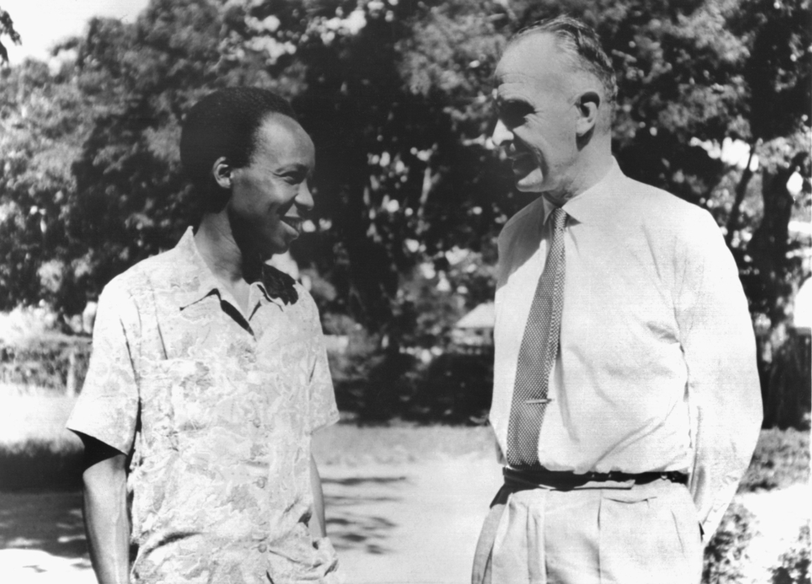 Januar 1960: Dr. Bernhard Grzimek (rechts) spricht mit dem Politiker Dr. Julius Nyerere über die Zukunft des Serengeti-Nationalparks.