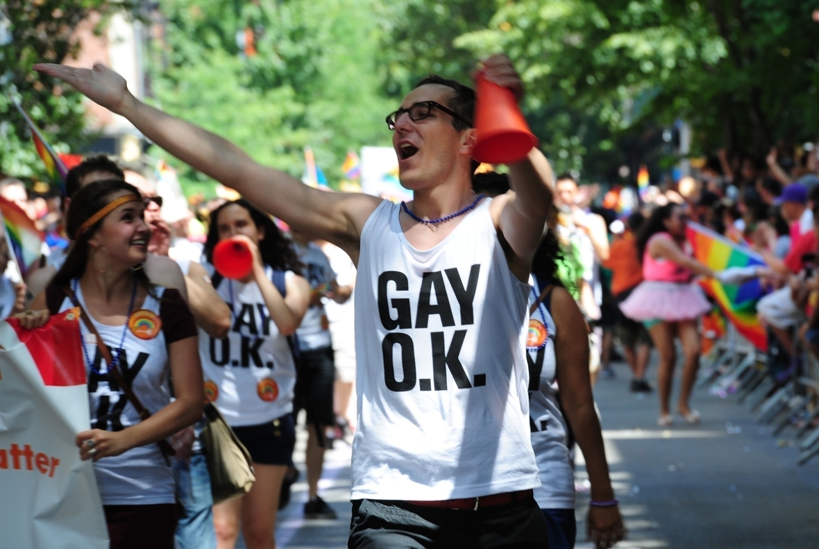 Parade zum "Christopher Street Day" Juni 2012 in New York. Auf dem T-Shirt eines Mannes steht ins Deutsche übersetzt "Homosexuell ist okay".