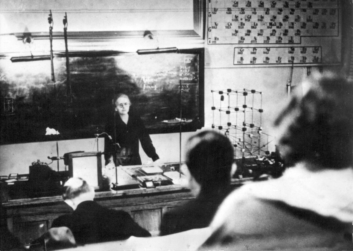 Marie Curie hält eine Vorlesung im Radium-Institut in Paris im Jahre 1927.