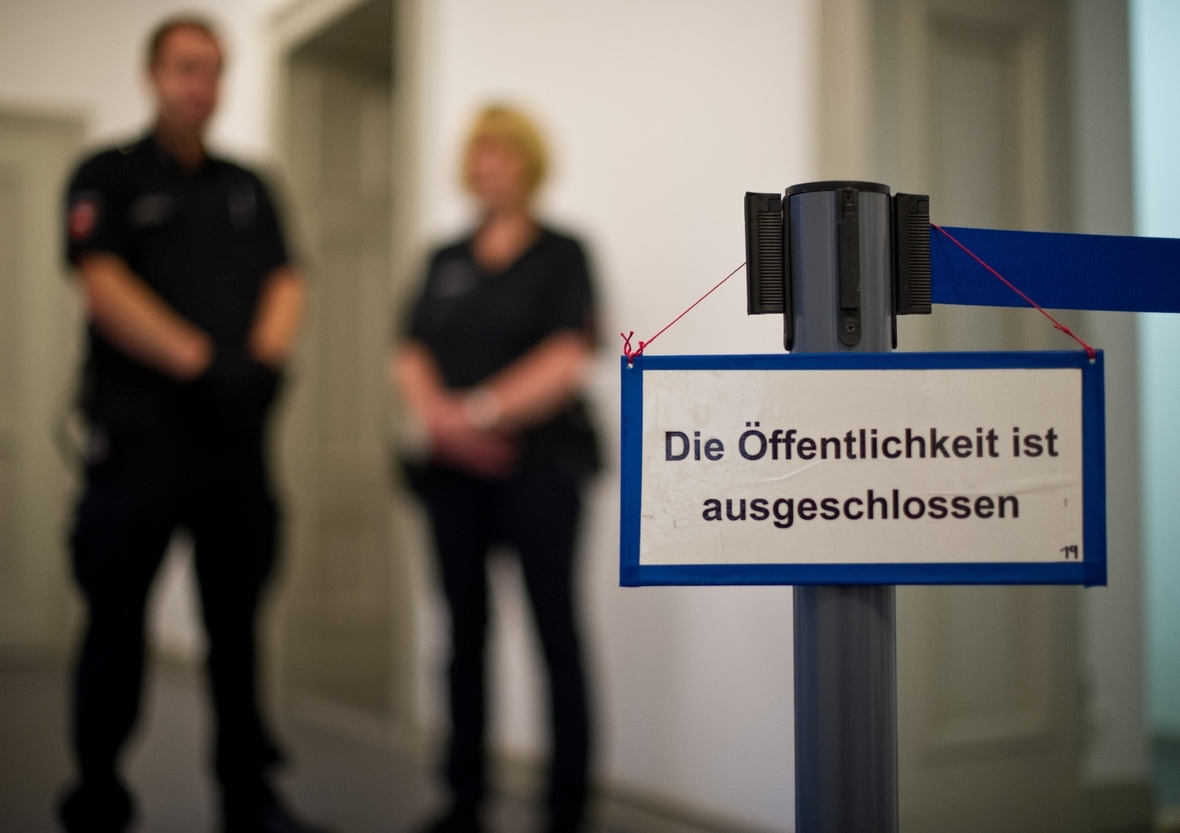 Schild mit Schrift: "Die Öffentlichkeit ist ausgeschlossen. Bei einem Strafprozess gegen einen Jugendlichen gilt diese Vorschrift.