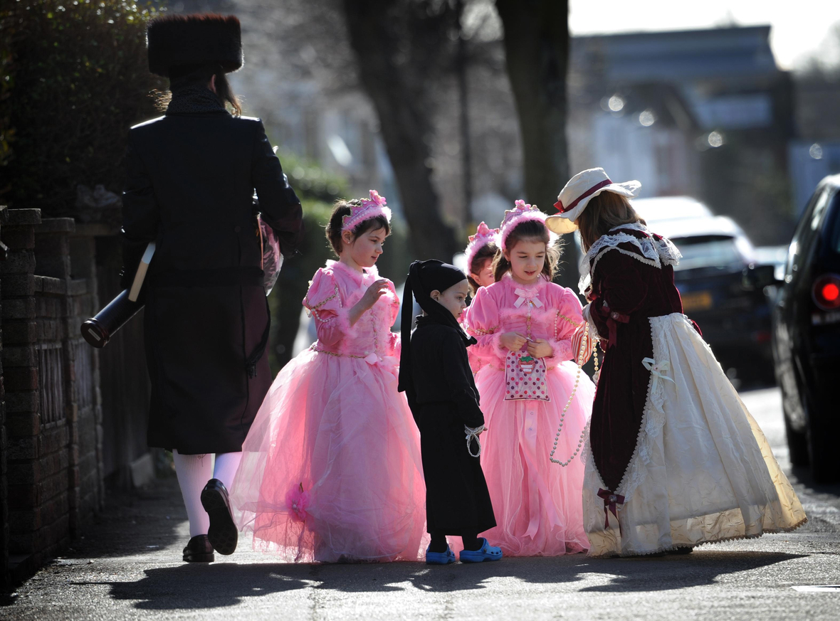 Jüdische Kindern feiern in London das Purimfest. Sie tragen festliche Kleidung und beschenken sich gegenseitig.