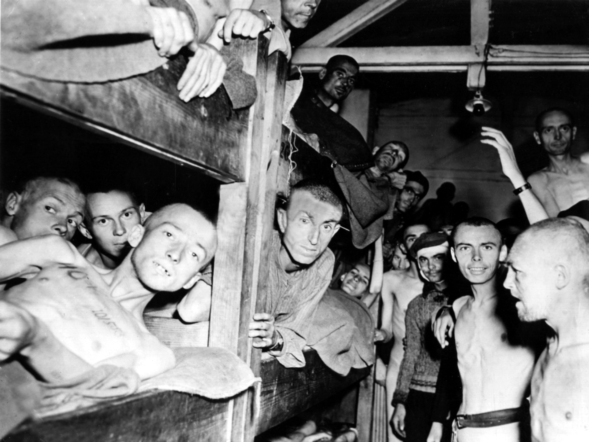 Überlebende im Konzentrationslager Mauthausen, Österreich, nach ihrer Befreiung am 5. Mai 1945.