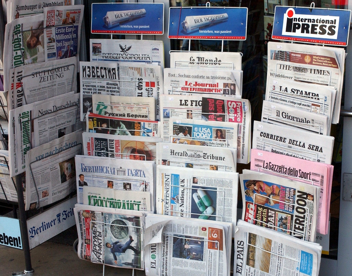 Ein Zeitungsstand bietet viele internationale Zeitungen an.