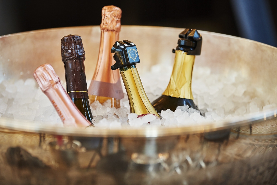Champagnerflaschen werden gekühlt - im Fall des Champagners lehnte die EU eine Deregulierung ab. Auch weiterhin gilt die Regel, dass sich nur Schaumwein, der aus der französischen Region Champagne kommt, auch "Champagner" nennen darf.