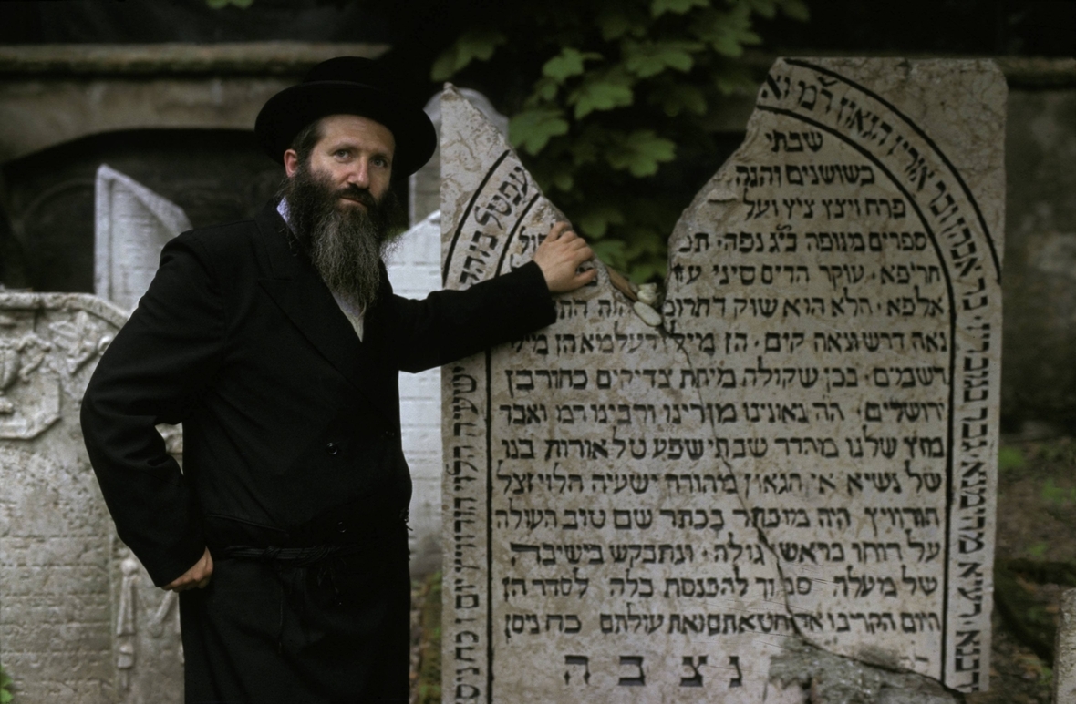 Ein Grabstein mit hebräischer Inschrift auf dem jüdischen Friedhof in Wien.
