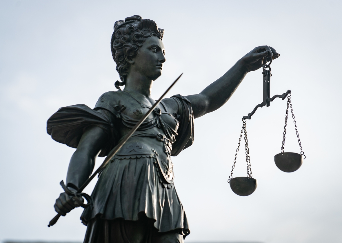 Die Figur der Justitia verkörpert seit dem Altertum die Gerechtigkeit. Diese Figur steht auf dem Gerechtigkeitsbrunnen in Frankfurt am Main. 