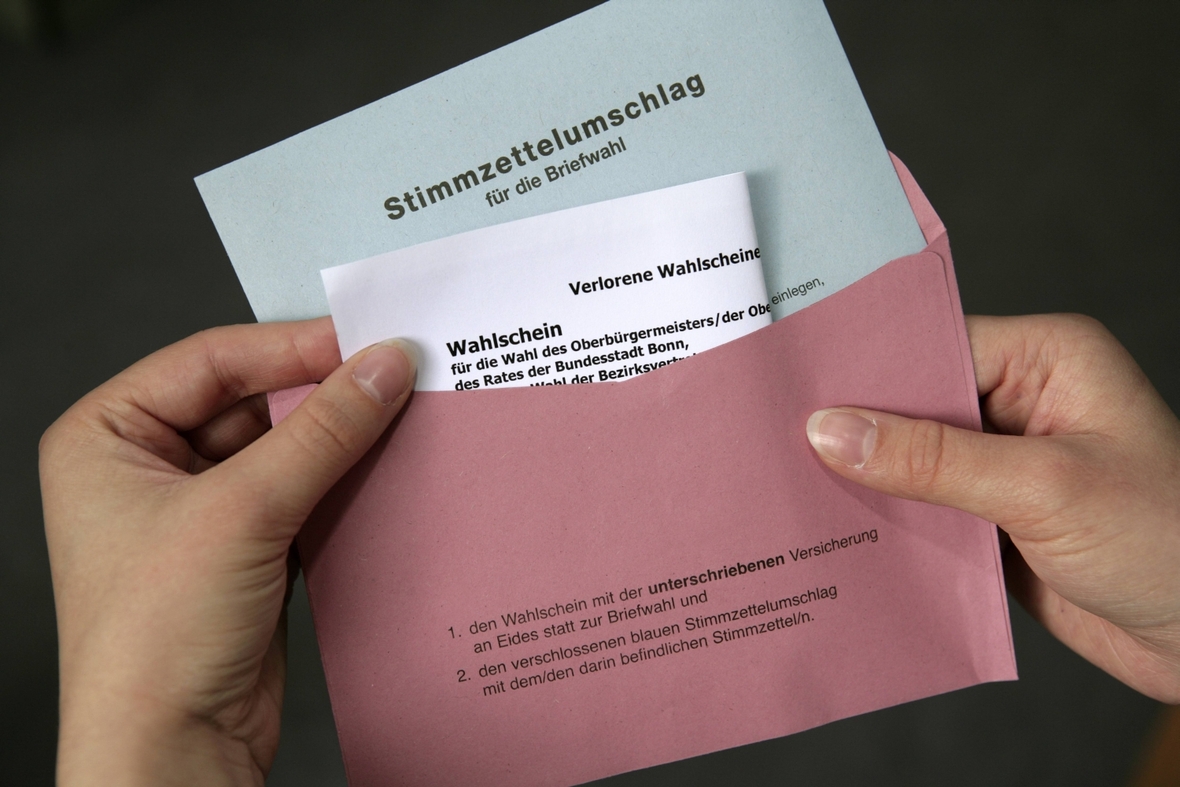 Unterlagen für die Briefwahl. Es gibt genaue Hinweise, was man bei der Briefwahl machen muss.