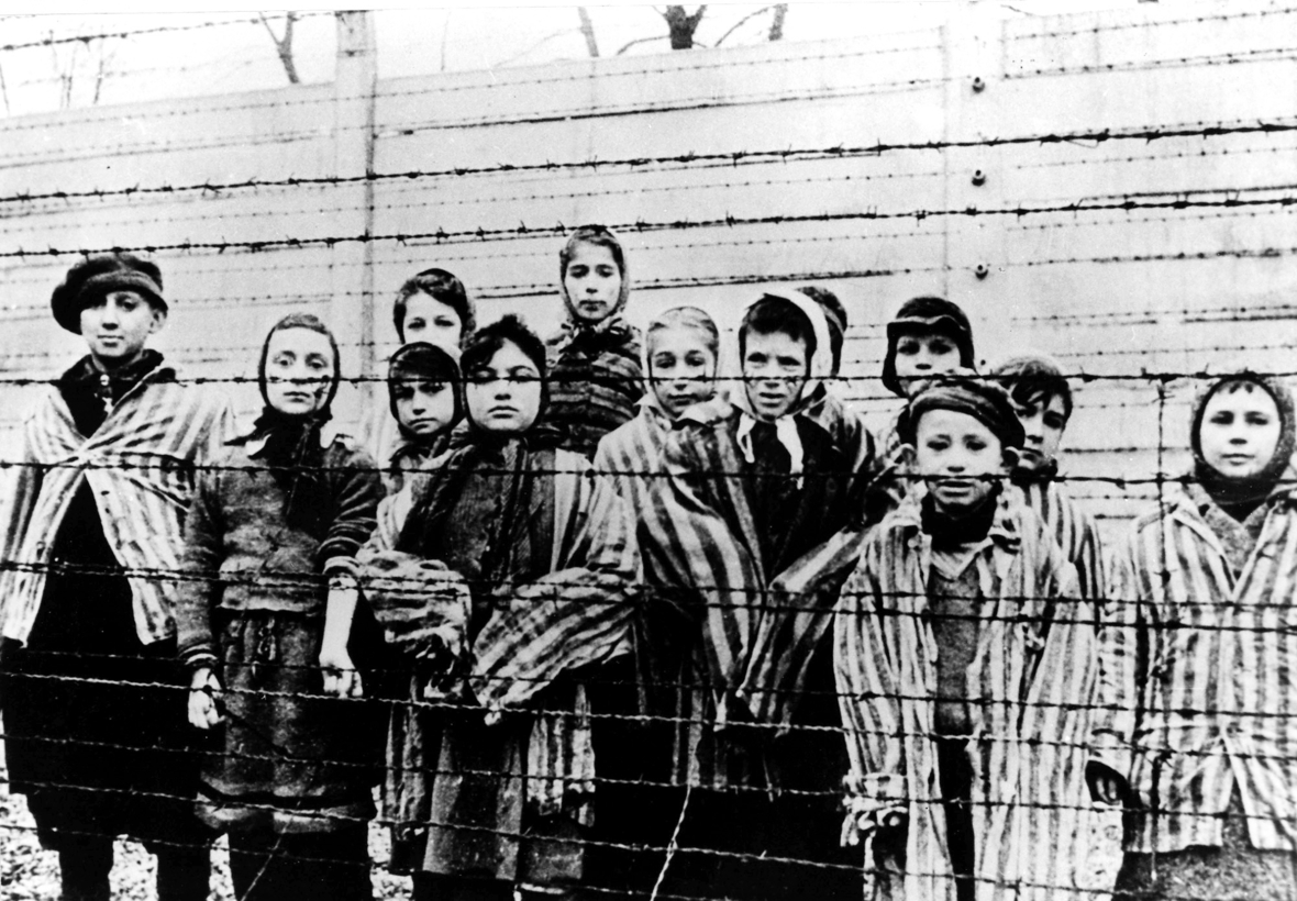 Auch Kinder wurden im KZ Auschwitz gefangen gehalten und ermordet. Das Bild wurde 1945 kurz nach der Befreiung durch sowjetische Truppen aufgenommen.