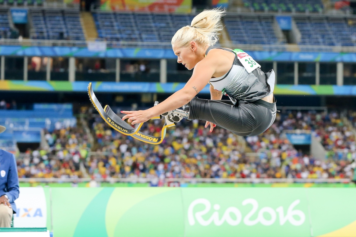 Die deutsche Leichtathletin Vanessa Low beim Weitsprung während der Paralympics in Rio de Janeiro 2016.