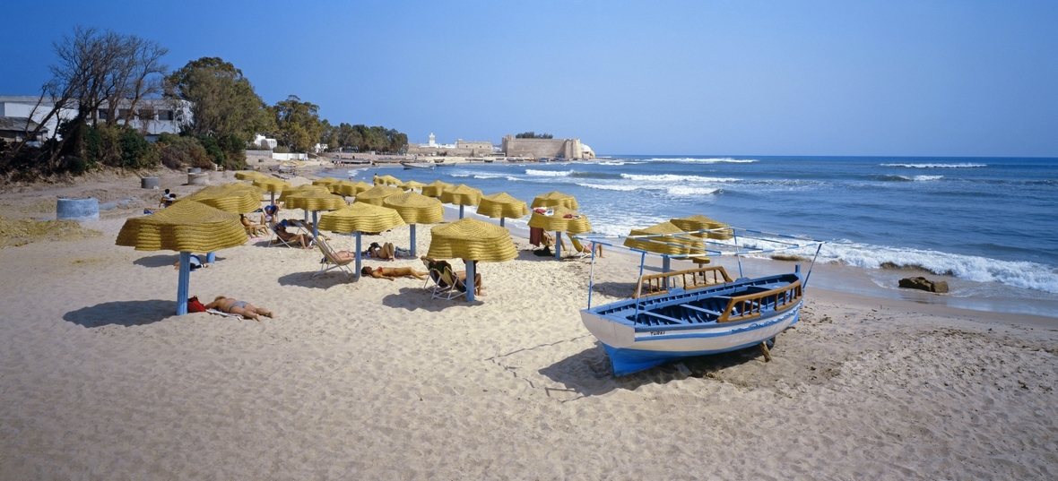 Urlauber am Strand vom Hammamet, Tunesien. Im Hintergrund erkennt man die Altstadt.