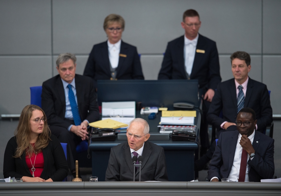 Gezeigt wird Bundestagspräsident Wolfgang Schäuble (in der Mitte), der von 2017 bis zum 26. Oktober im Amt war.