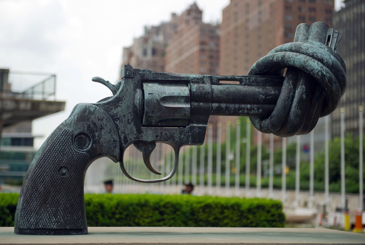 Die Plastik in Form eines verknoteten Revolvers steht vor dem Gebäude der Vereinten Nationen in New York. Der schwedische Künstler Carl Fredrik Reuterswärd hat es geschaffen. Es wurde den Vereinten Nationen 1988 von Luxemburg geschenkt.