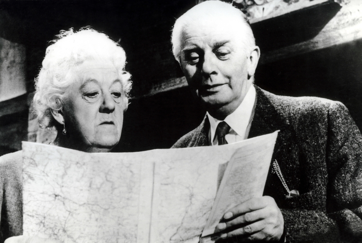 Schauspielerin Margaret Rutherford spielt Miss Marple in dem Kinofilm "16 Uhr 50 ab Paddington"