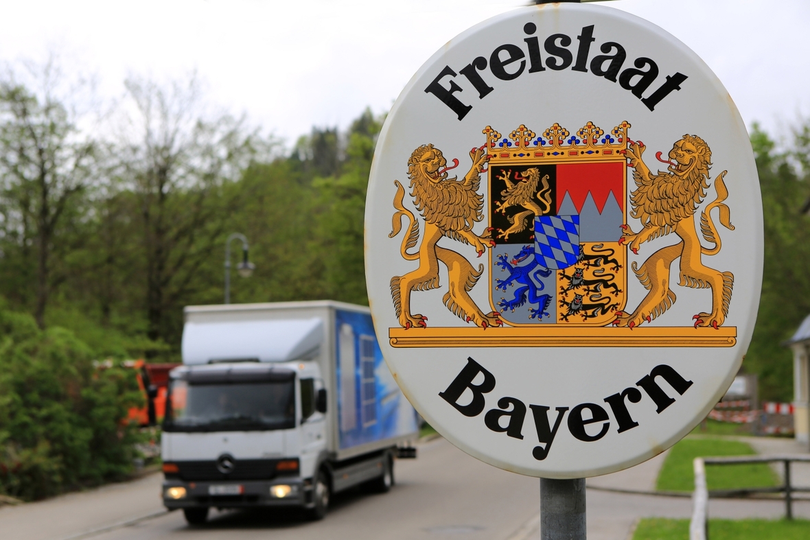 Ein Schild "Freistaat Bayern". An der Grenze zu anderen Ländern und Bundesländern stehen Schilder mit dieser Aufschrift.